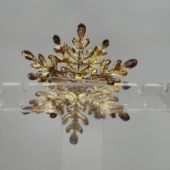 Chic Snowflake Brooch with Blue Highlights - Picture 3 of 4